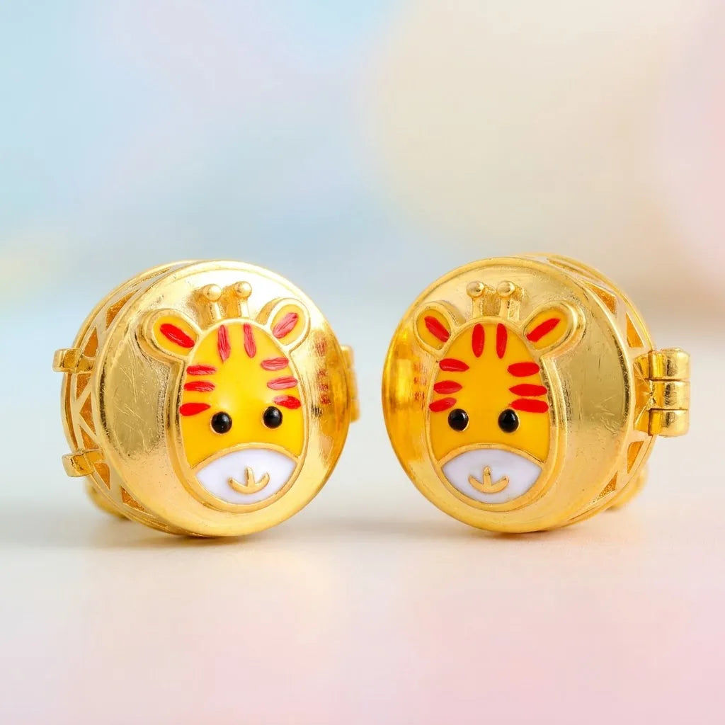 Silver Giraffe Face Kids Cufflink in Gold Plated Silver – macro detail
