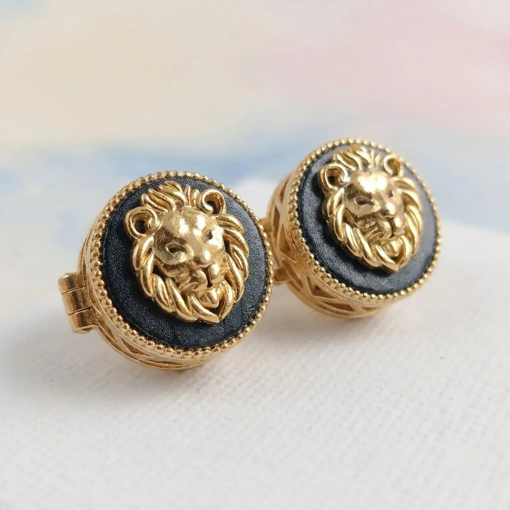 Silver Onyx Lion Face Kids Cufflink in Gold Plated Silver — Macro Detail