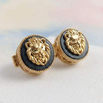 Silver Onyx Lion Face Kids Cufflink in Gold Plated Silver — Macro Detail