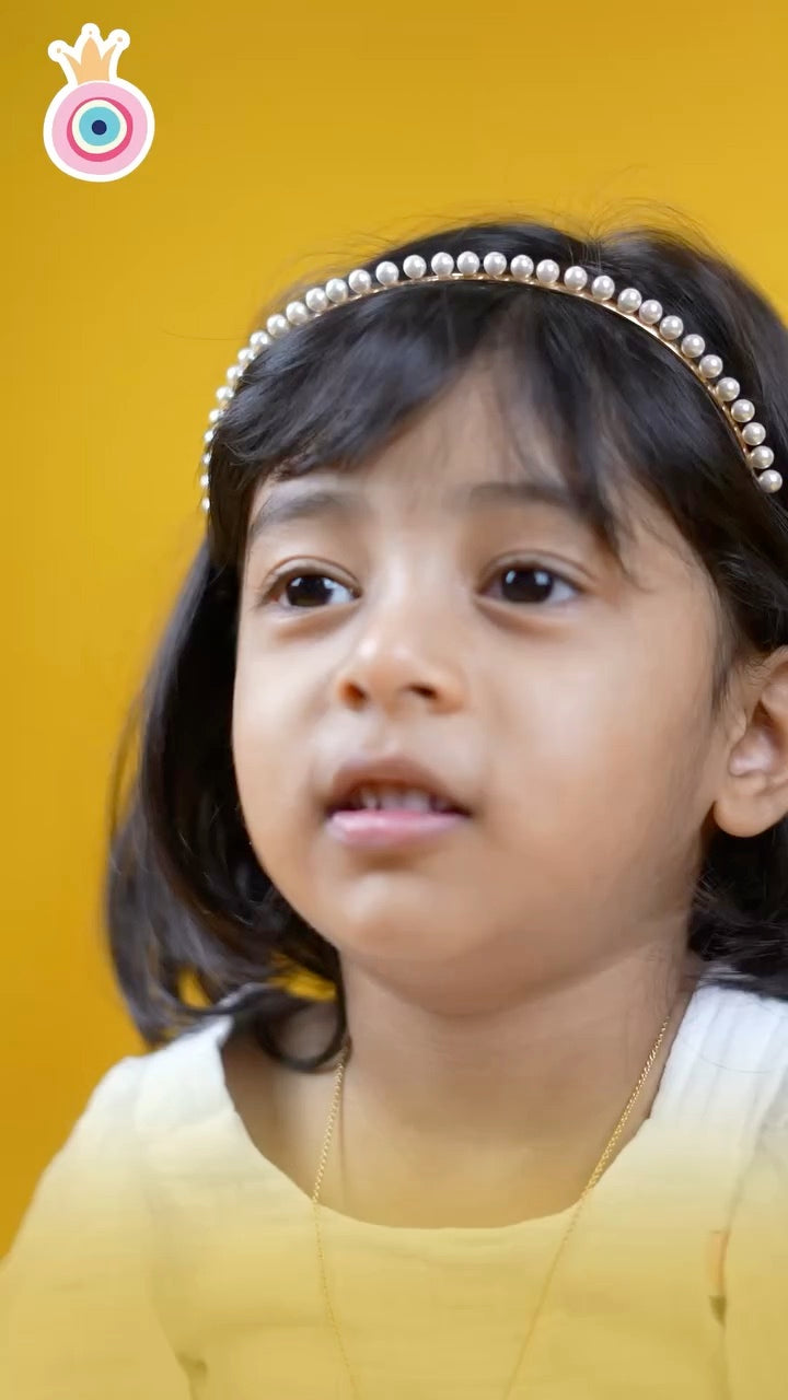 A child wearing an Arista hairband to show its width and curve