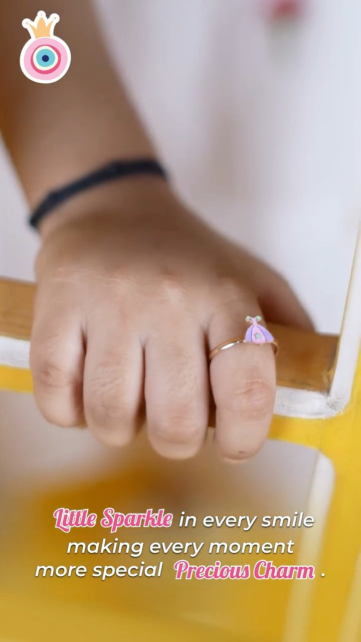 A child wearing an Arista ring to show its scale on the hand